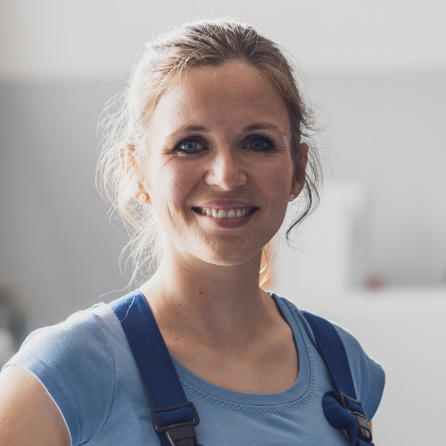 Confident Female Mechanic Posing In The Auto Repai Uja2kab.jpg